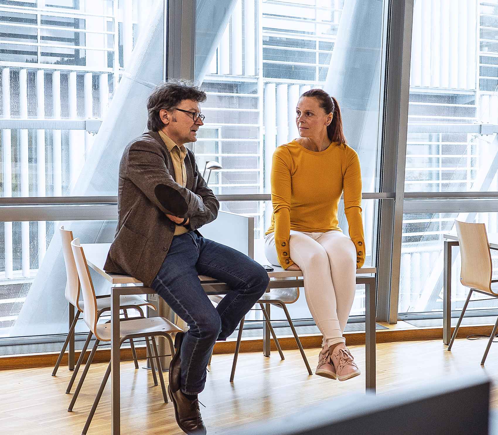 Eine Frau und ein Mann im Austausch