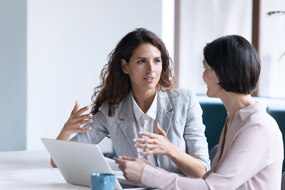 Zwei Frauen in einer Gespr&auml;chssituation