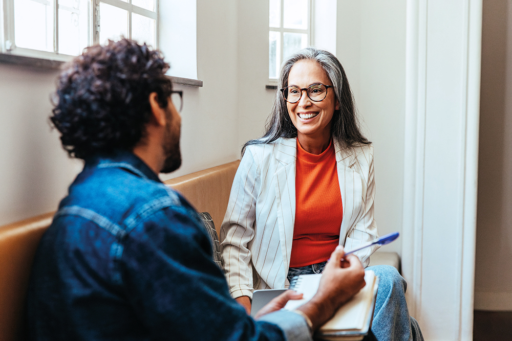 Eine Frau und ein Mann im Gespr&auml;ch