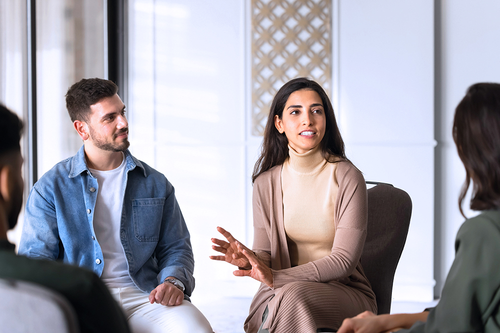 Kolleg:innen im Austausch