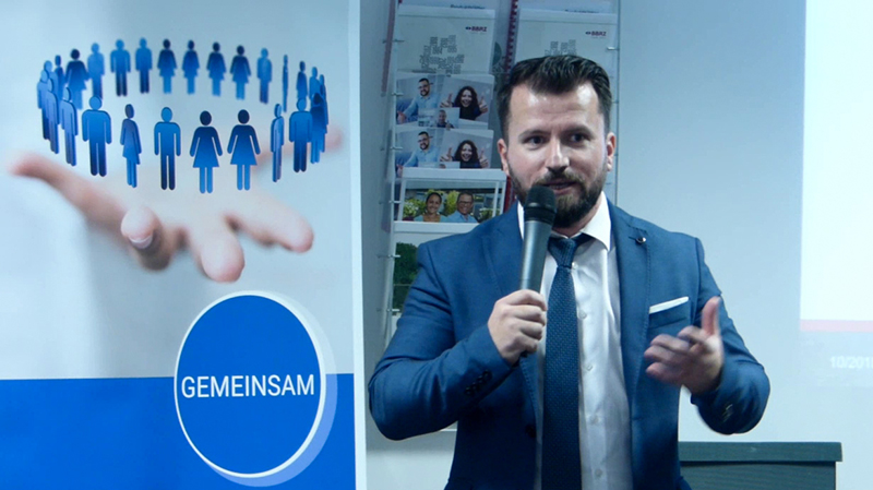 Ein Unternehmer pr&auml;sentiert seine Firma bei einer Veranstaltung "Berufsbilder live"