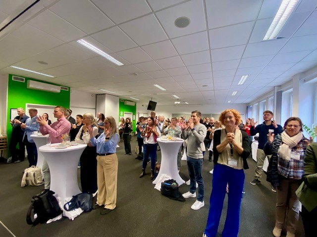 Firmenfr&uuml;hst&uuml;ck in Simmering, die Teilnehmer:innen sind aktiv dabei