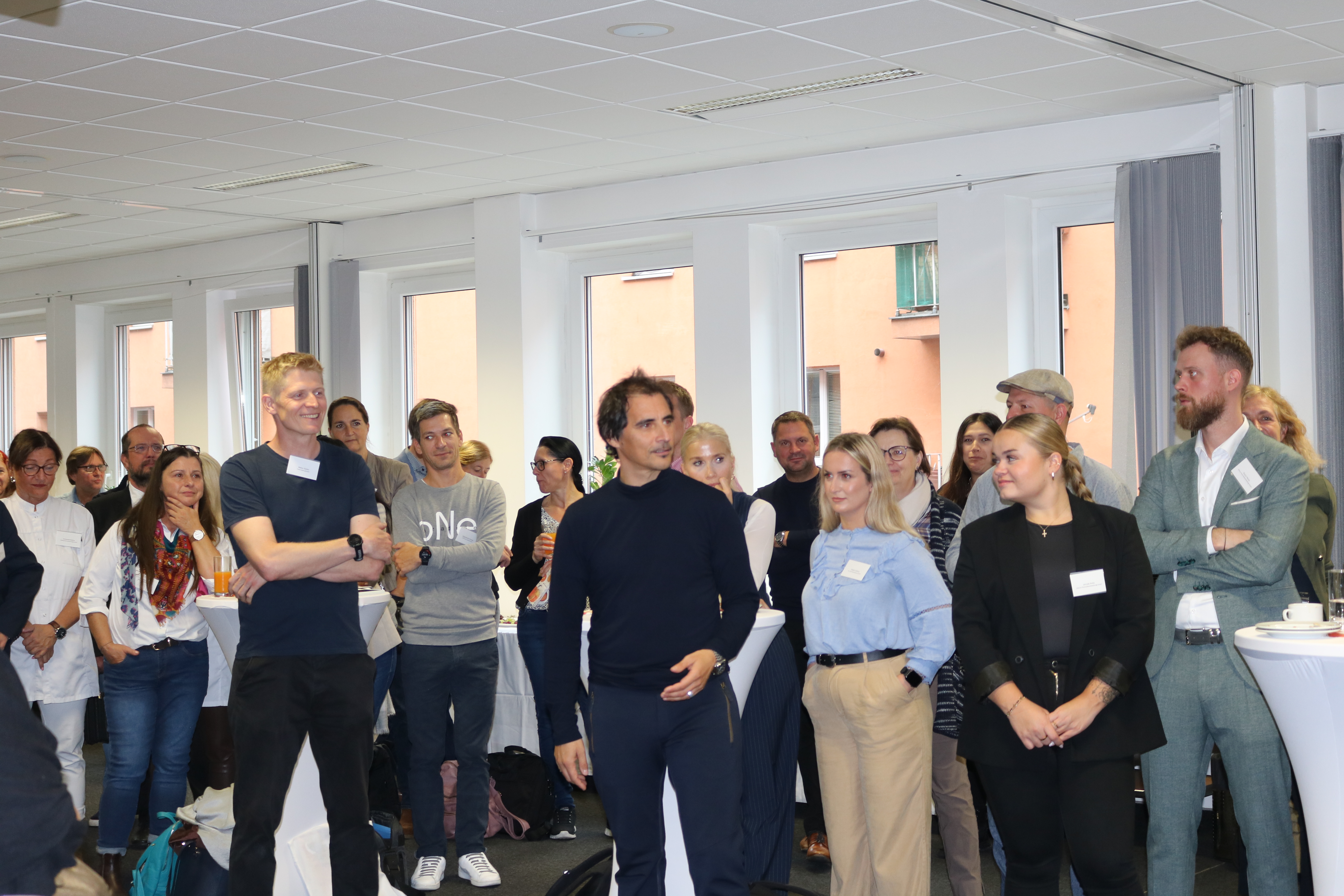 Firmenfr&uuml;hst&uuml;ck in Simmering, Dr. Bardia Monshi aktiviert die Teilnehmer:innen