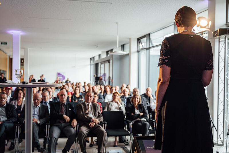 Ein Mitarbeiterin vom BBRZ h&auml;lt einen Vortrag vor einem gro&szlig;en Publikum