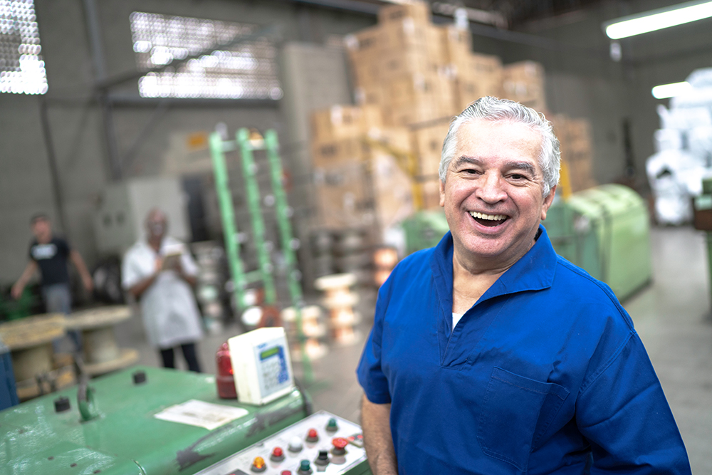 L&auml;chelnder &auml;lterer Herr in einer Lagerhalle