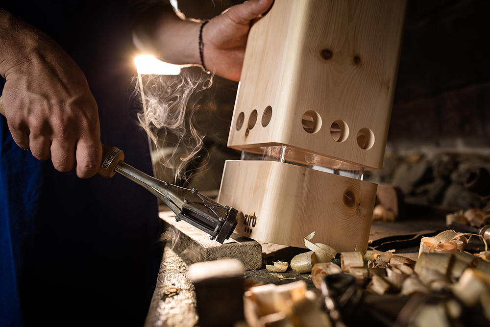 Nahaufnahme bei der Produktion eines Zirbenholz-Lufterfrischers
