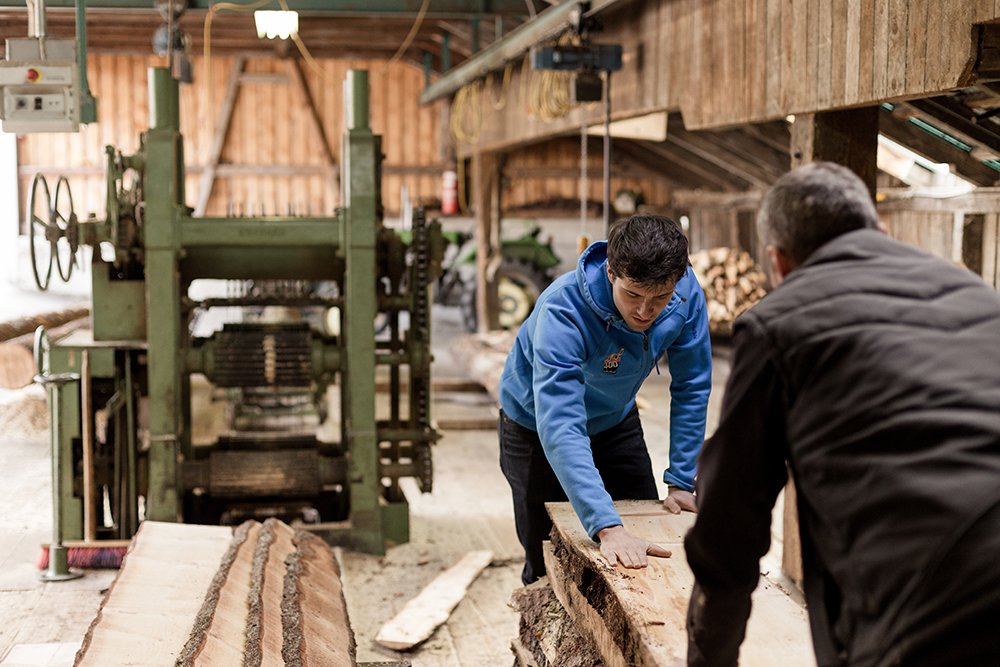 Zwei Mitarbeiter in der Produktionshalle